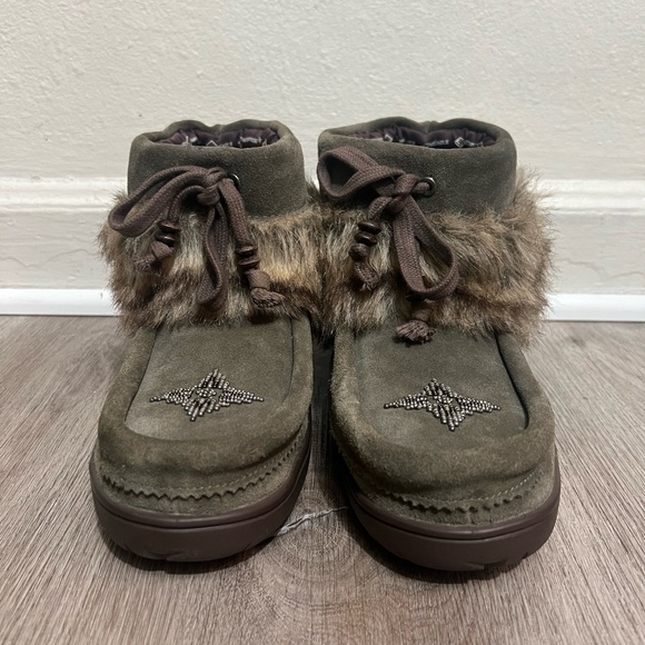 Manitobah Waterproof Keewatin Mukluk boot in suede with rabbit fur trim Size 9 - Picture 2 of 7